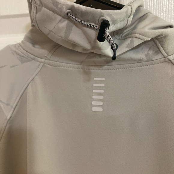Under Armour fitted adjustable cow Nick pull over tan XXL reflective design - Picture 8 of 15